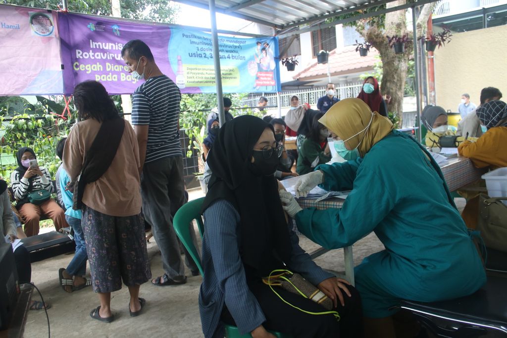 Sejumlah warga melaksanakan vaksinasi Covid-19 di Puskesmas Sukagalih, Kecamatan Sukajadi, Kota Bandung, Jawa Barat, Selasa (24/1/2023). Di lokasi ini beberapa warga telah mendapatkan vaksinasi Covid-19 dosis keempat dan juga dosis lainnya.