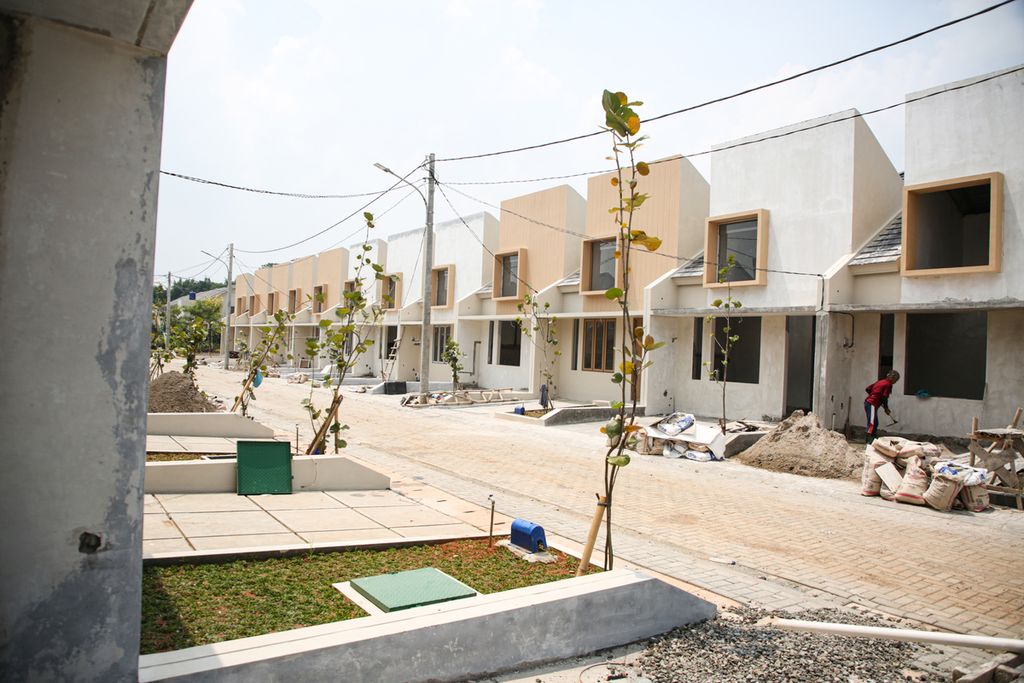 Suasana proyek pembangunan perumahan di kawasan Cisauk, Kabupaten Tangerang, Banten, Kamis (23/3/2023). Proyek perumahan marak di kawasan Cisauk karena akses yang mudah ke transportasi massal dan gerbang jalan tol serta kota mandiri BSD. 