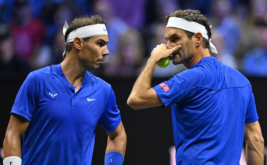 Roger Federer dan Rafael Nadal dari Tim Eropa berbincang saat pertandingan pertandingan nomor ganda putra kejuaraan beregu Piala Laver melawan pasangan Jack Sock/Frances Tiafoe dari Tim Dunia di O2 Arena, London, Sabtu (24/9/2022) dini hari WIB. Federer/Nadal kalah, 6-4, 6-7 (2), 9-11. 