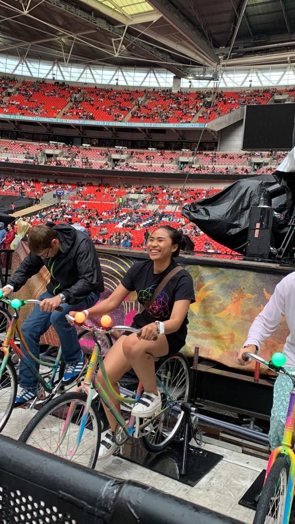 Nariswari Khairanisa Nurjaman (27), mahasiswa S-2 di Cambridge University, menjajal sepeda saat sedang menyaksikan konser Coldplay, di Inggris. Bagi Naris, bersepeda merupakan cara menjelajah kota.