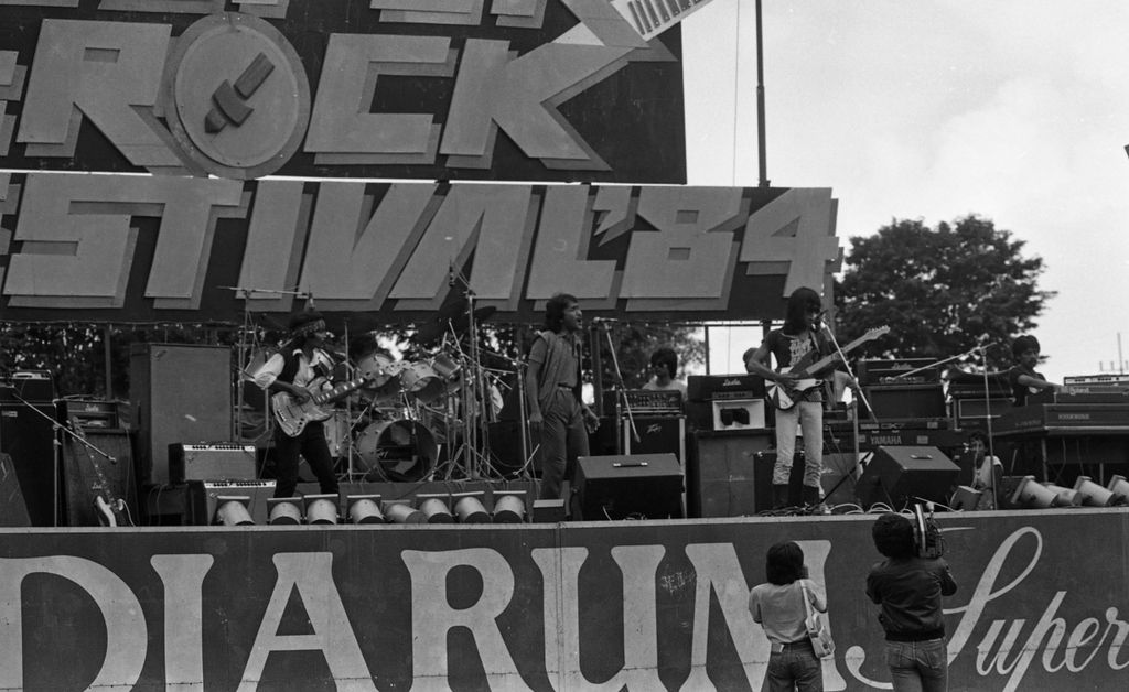 Djarum Super Rock Festival\'84. Di tengah banyak grup yang tampil kalau tidak ngotot tergagap-gagap penampilan Harley Angels dari Bali memang terasa paling meyakinkan. Trampil, kompak, dan terlebih lagi santai mereka langsung kelihatan diatas angin. (Kompas, 17 April 1984, hal. 1)