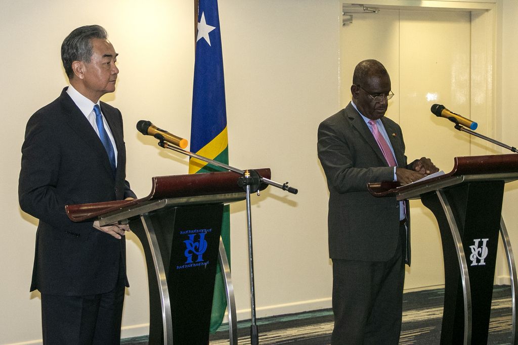 Menteri Luar Negeri China Wang Yi (kiri) dan Menlu Kepulauan Solomon Jeremiah Manele menggelar konferensi pers bersama di Honiara, Kepulauan Solomon, Kamis (26/5/2022). 