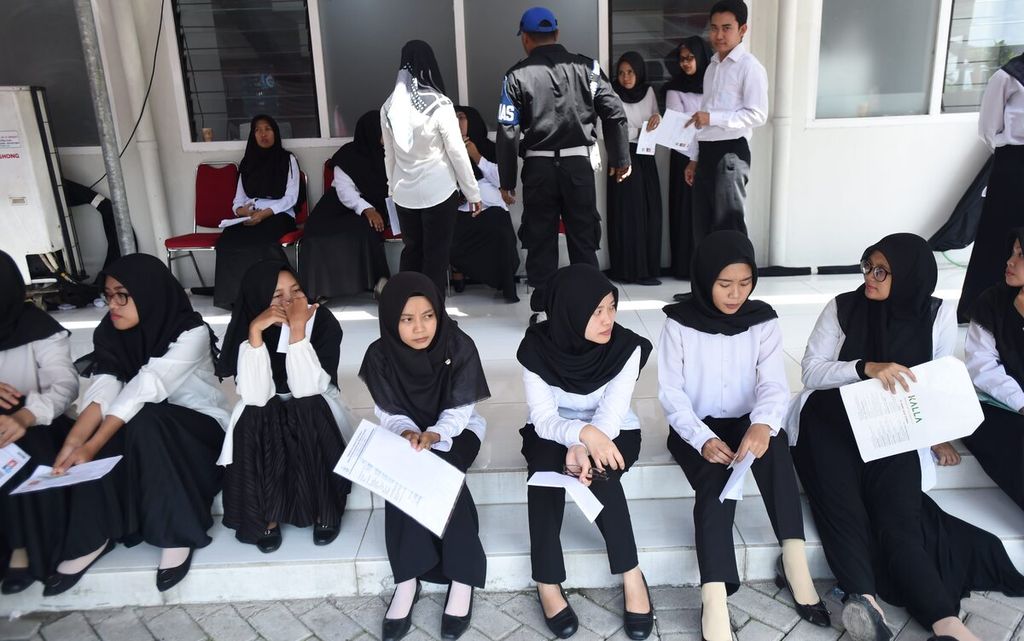 Peserta tes calon pegawai negeri sipil Pemerintah Kota Surabaya menunggu waktu tes di Gelanggang Remaja, Surabaya, Senin (10/2/2020). 