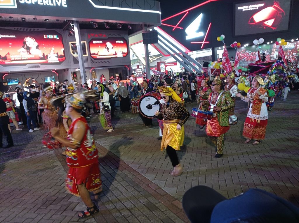 Karnaval mengiringi malam perayaan Jakarta Fair Kemayoran atau Pekan Raya Jakarta ke-53 dan hari ulang tahun ke-495 Kota Jakarta, di Jakarta International Expo, Kemayoran, Jakarta Pusat, Selasa (21/6/2022).