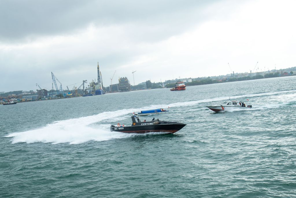 Perahu petugas Bea dan Cukai serta perahu Kesatuan Penjagaan Laut dan Pantai menyergap perahu penyelundup pekerja migran dalam simulasi yang digelar di perairan Batam, Kepulauan Riau, Rabu (19/1/2022).