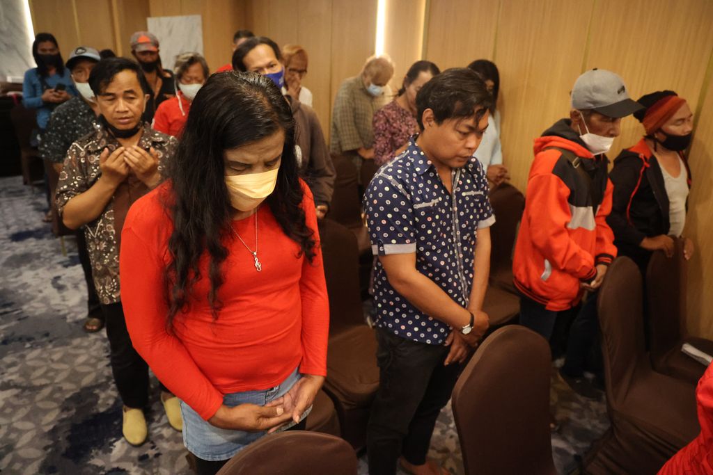 Sejumlah transpuan Nasrani mengikuti ibadah kebaktian Persekutuan Doa Jalan Terang Kasih Tuhan di sebuah hotel di Yogyakarta, Jumat (22/7/2022). Tema transpuan menjadi salah satu yang diangkat dalam liputan Suara Tak Terdengar pada Juli 2022. 
