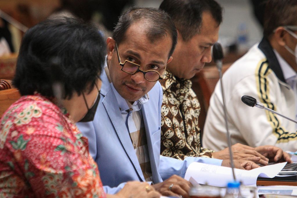 Wakil Menteri Hukum dan Hak Asasi Manusia Edward Omar Sharif Hiariej mengikuti rapat kerja bersama Komisi III DPR untuk membahas Rancangan Kitab Undang-undang Hukum Pidana (RKUHP) di Kompleks Parlemen, Jakarta, Kamis (24/11/2022).