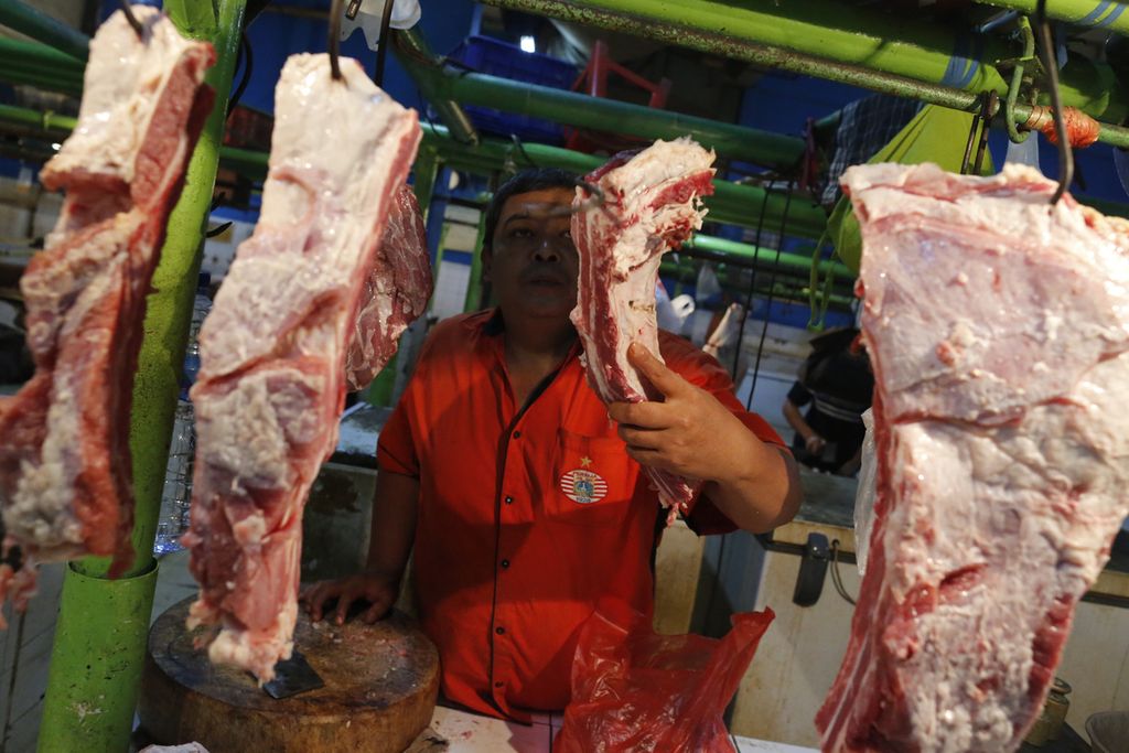 Pedagang daging sapi sedang melayani permintaan pembeli di Pasar Jatinegara, Jakarta Timur, 9 Oktober 2022. Untuk menstabilkan harga dan pasokan daging hingga awal 2023, pemerintah mengimpor daging kerbau beku 20.000 ton dari India dan 20.000 ton daging sapi beku dari Brasil. 
