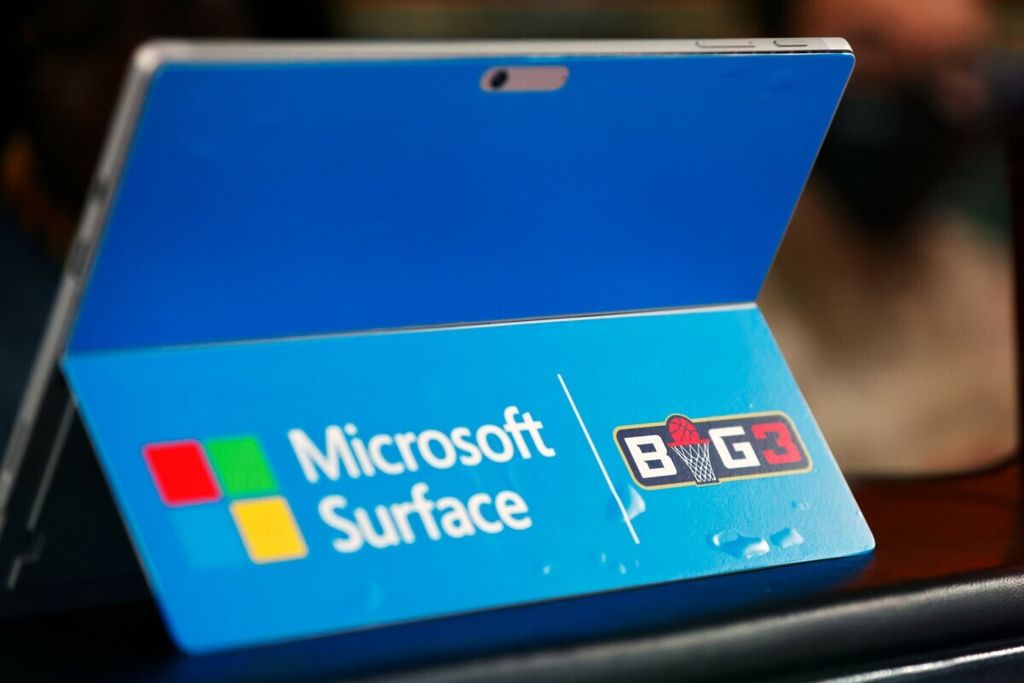 Tablet Microsoft Surface adalah salah satu produk piranti keras (hardware) yang diproduksi raksasa teknologi Amerika Serikat Microsoft Inc. ( Michael Reaves/Getty Images/AFP)