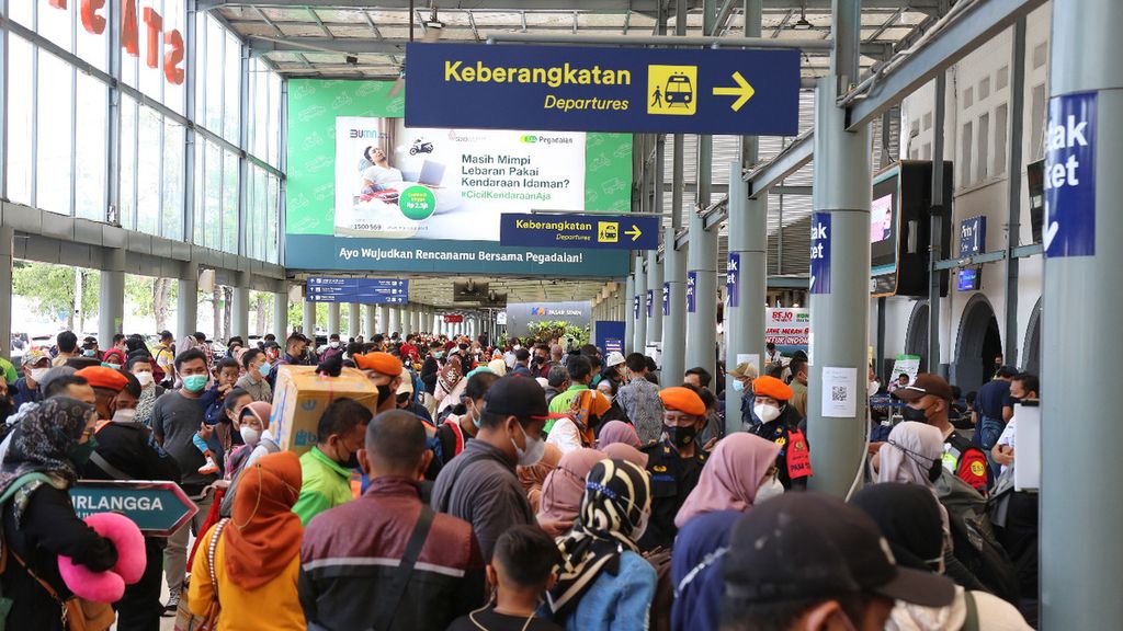 Suasana Stasiun Kereta Api Pasar Senen, Jakarta (30/4/2022), saat puncak arus mudik 2022 terlewati. Aktivitas masyarakat yang meningkat turut memengaruhi perkembangan ekonomi.