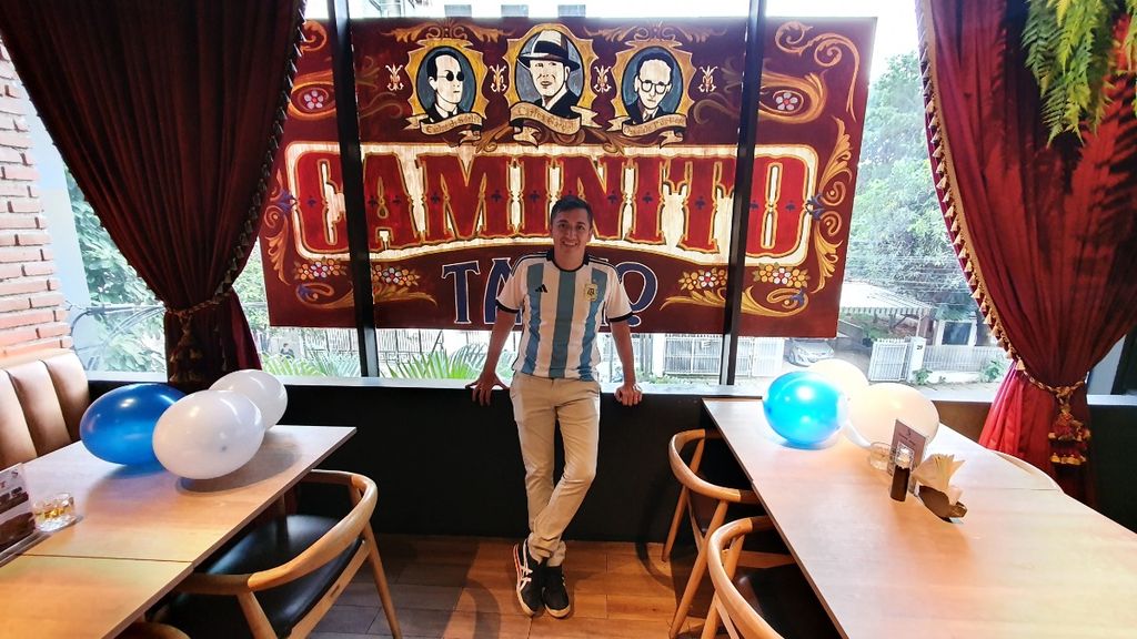 Warga Negara Argentina, Victor Taborda selaku pemilik Sudestada Cafe, sebuah restoran yang menyajikan menu khas Argentina di Jakarta Selasa (22/11/2022).. Restoran ini menyelenggarakan secara resmi acara nonton bareng Piala Dunia 2022.