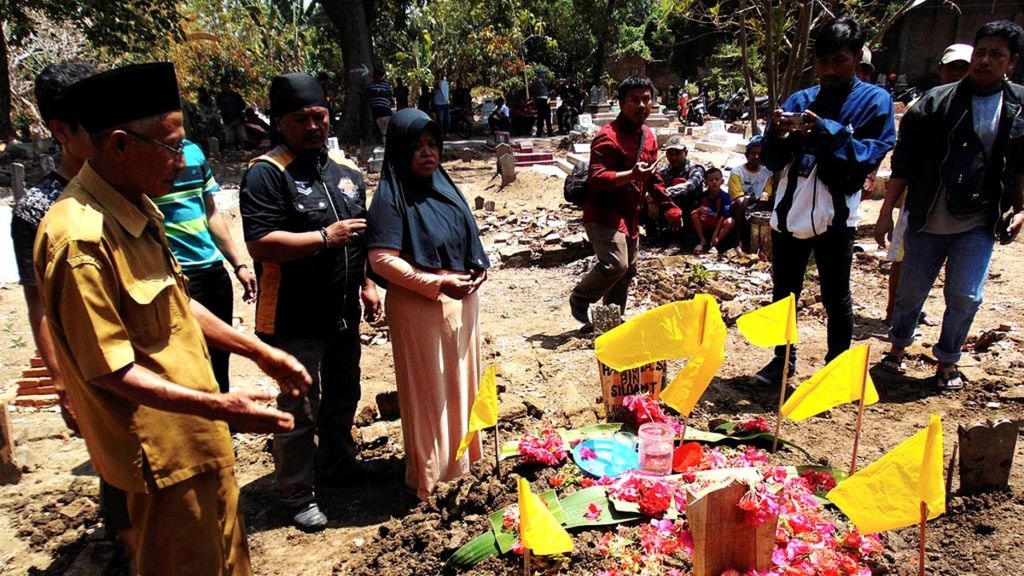 Keluarga dan warga memanjatkan doa untuk Haringga Sirla (23), suporter sepak bola Persija yang tewas akibat penganiayaan, di tempat pemakaman di Desa Kebulen, Kecamatan Jatibarang, Kabupaten Indramayu, Jawa Barat, Senin (24/9/2018).