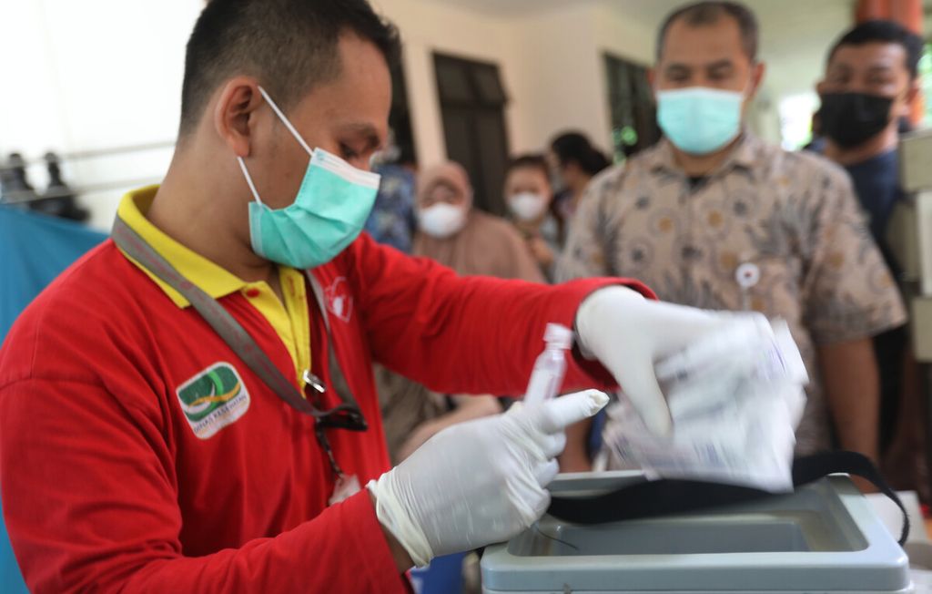 Petugas kesehatan mempersiapkan perlengkapan suntikan dan vaksin penguat Pfizer di Kantor Kecamatan Senen, Jakarta, Kamis (20/10/2022). 