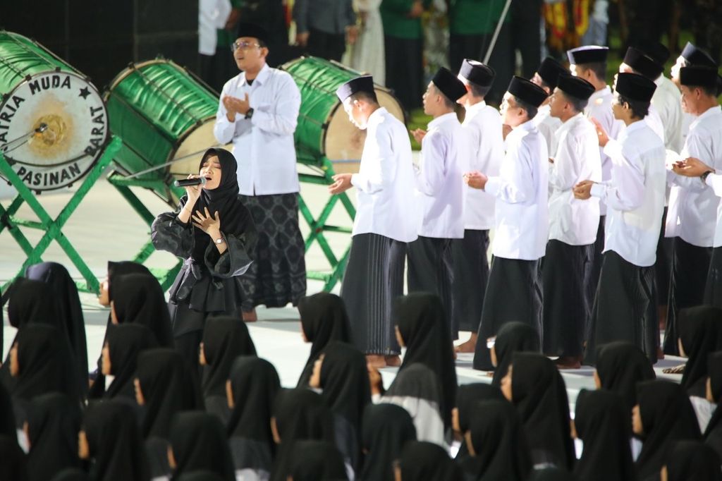 Sedikitnya 500 santri mengikuti lalaran alfiyah yang ditampilkan pada acara Festival Tradisi Islam Nusantara di Banyuwangi, Jawa Timur, Senin (9/1/2023).