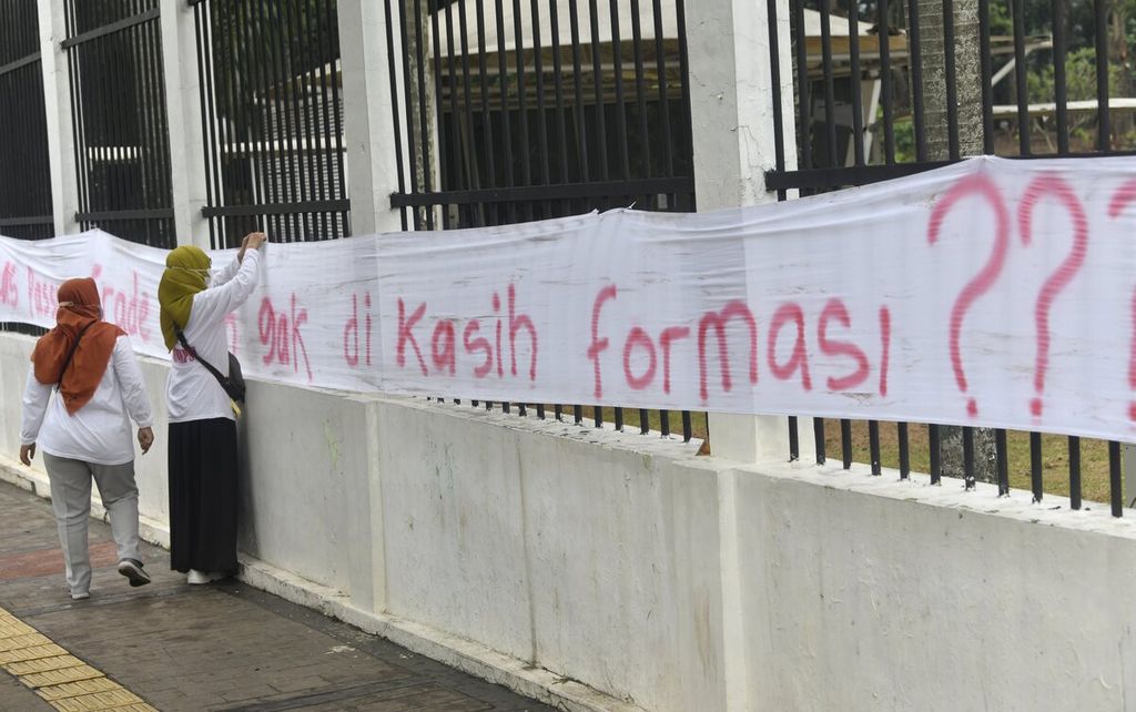 Sejumlah guru yang tergabung dalam Forum Guru Honorer Negeri Lulus Passing Grade Seluruh Indonesia (FGHNLPGSI) menyampaikan aspirasi terkait nasib mereka yang tidak mendapat formasi di depan Gedung DPR, Senayan, Jakarta, Kamis (17/2/2022). 