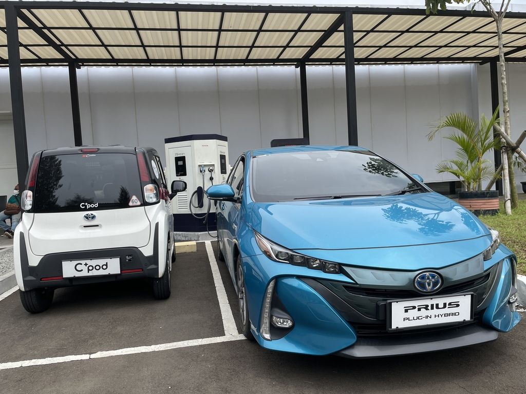 Mobil Toyota Prius Plug-in Hybrid dan C+Pod adalah dua dari empat mobil yang bisa dijajal pengunjung di fasilitas xEV Center di pabrik TMMIN Karawang 3 di Kabupaten Karawang, Jawa Barat.