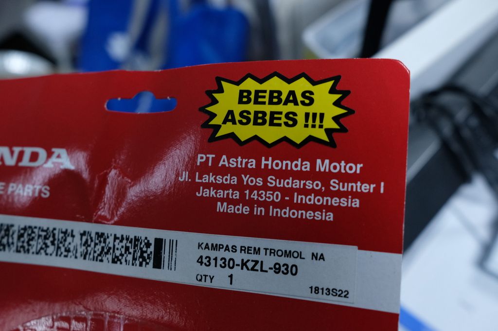 Kemasan suku cadang kampas rem tromol dari PT Astra Honda Motor di Jakarta, Kamis (17/11/2022). Produk asli ini ditandai dengan nomor serial produk yang terdaftar di katalog resmi PT AHM. Khusus untuk produk kampas rem tromol, label bebas asbes" pada kemasan hadir sebagai stiker tambahan. Label tersebut tidak dicetak secara langsung di kemasan.