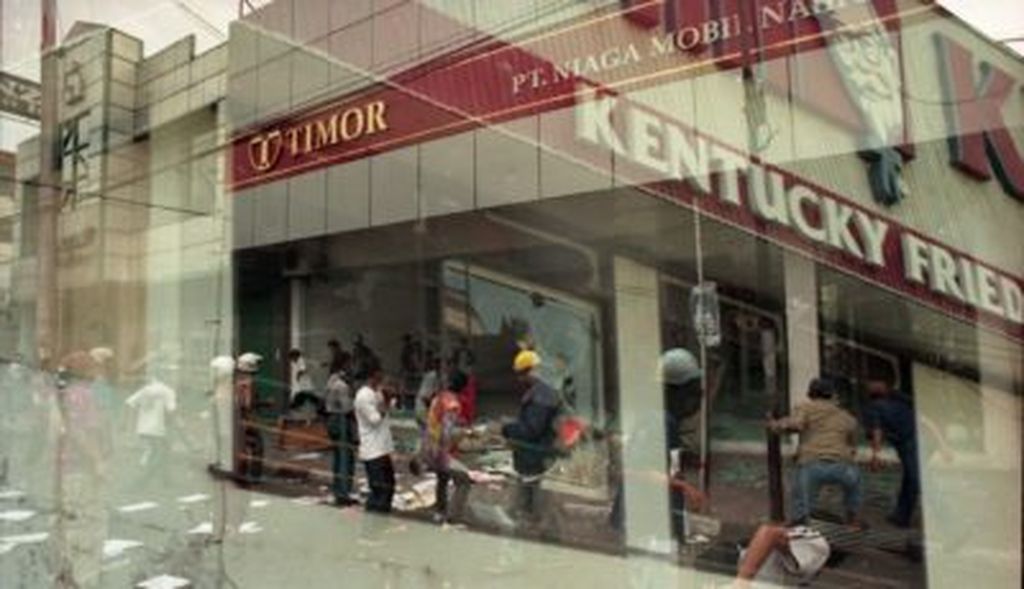 Massa merusak Ruang pajang mobil Timor yang terletak di Jl Urip Sumoharjo, Yogyakarta saat kerusuhan Mei 1998.