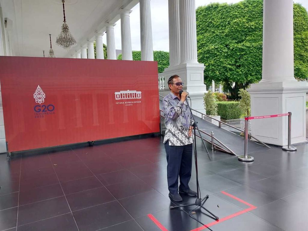 Menteri Koordinator Bidang Politik, Hukum, dan Keamanan Mahfud MD saat menjawab pertanyaan wartawan di Kompleks Istana Kepresidenan, Jakarta, Selasa (3/1/2022).