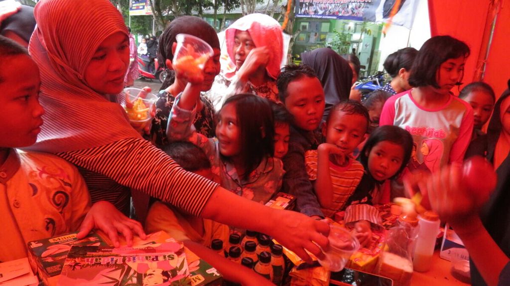 Anak-anak berjubel menyerbu dapur khusus anak dan anak balita BPBD Jawa Timur untuk mengambil menu makanan tambahan, Rabu (16/12/2021).