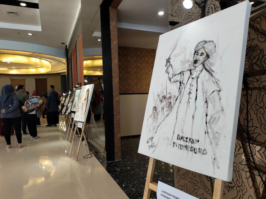 Lukisan figur Pangeran Diponegoro menjadi salah satu lukisan yang ditampilkan dalam pameran tokoh dan pahlawan Magelang, Jumat (1/7/2022), di Hotel Atria, Kota Magelang, Jawa Tengah.