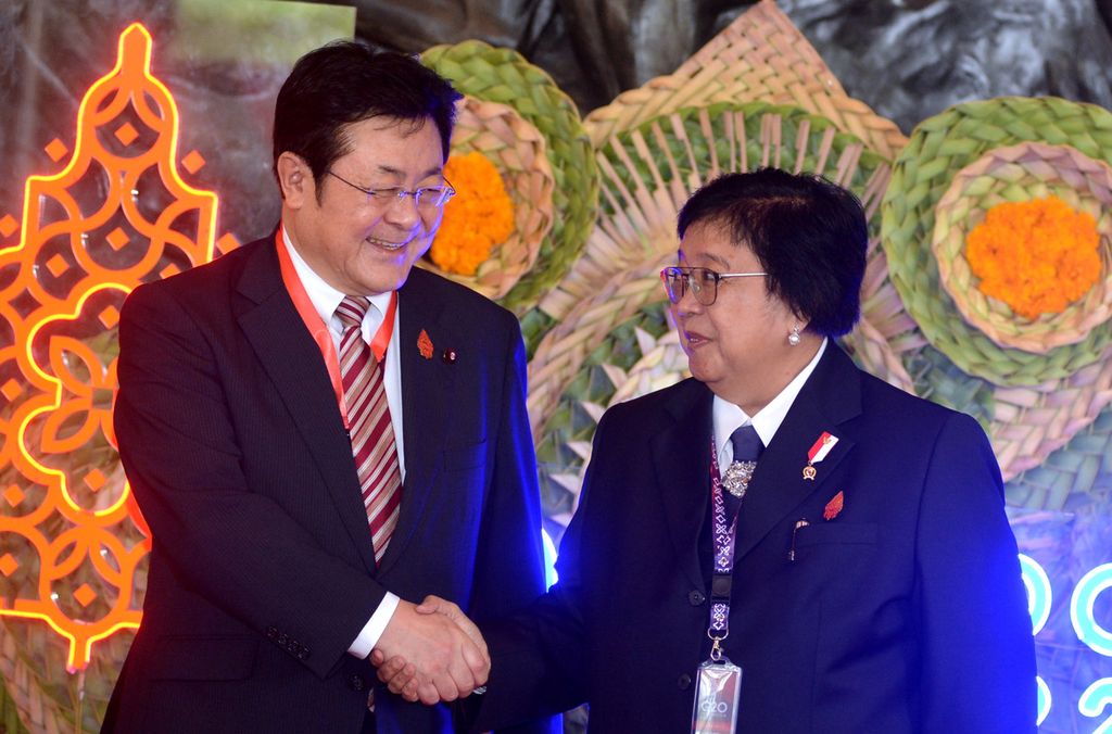 Menteri Lingkungan Hidup dan Kehutanan Siti Nurbaya Bakar (kanan) menyambut Menteri Lingkungan Hidup Jepang Akihiro Nishimura (kiri) saat kegiatan G20 Joint Environment and Climate Ministerial Meeting (JECMM) di Nusa Dua, Badung, Bali, Rabu (31/8/2022). 