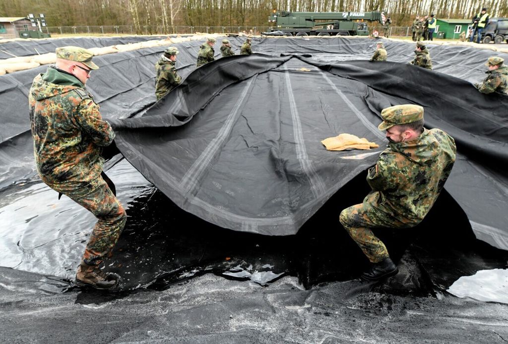 Tentara Jerman mempersiapkan prasarana untuk latihan militer internasional, Defender-Europe 20, di Bergen Hohne, Jerman, 12 Februari 2020. 