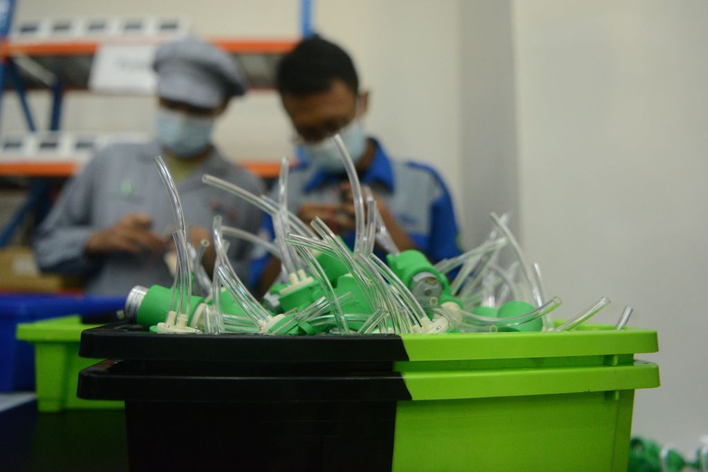 Murid SMK menyiapkan motor pompa yang akan dipasang pada mesin pendeteksi Covid-19 Genose C19 di Teaching Factory SMK SMTI, Umbulharjo, Yogyakarta, Rabu (3/3/2021). Perakitan mesin Genose C19 di sekolah yang bernaung di bawah Kementerian Perindustrian itu dilakukan oleh 30 siswa tingkat akhir jurusan Teknik Mekatronika dan Kimia Industri. 