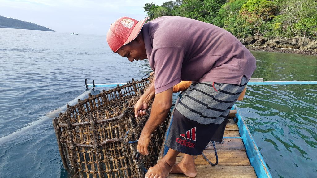 Muis Ely (55), nelayan di Desa Asilulu, Kabupaten Maluku Tengah, Maluku, menarik jaring bubu pada Jumat (18/9/2020). Jaring bubu terbuat dari bambu.