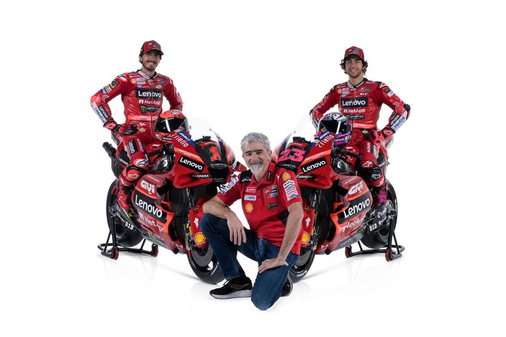 Juara dunia MotoGP 2022, Francesco Bagnaia (kiri), menggunakan nomor 1 menggantikan nomor 63, untuk balapan MotoGP 2023, seperti dalam foto bersama rekan setimnya Enea Bastianini dan General Manager Ducati Corse Luigi Dall'Igna dalam peluncuran tim, Senin (23/1/2023).