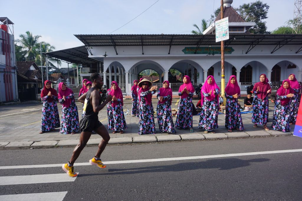 Para ibu yang tergabung dalam kelompok Rebana Ibnu Khoir memberi semangat pelari pria Elite Race saat ajang Borobudur Marathon 2022 Powered by Bank Jateng di Kawasan Candi Borobudur, Magelang, Jawa Tengah, Sabtu (12/11/2022).