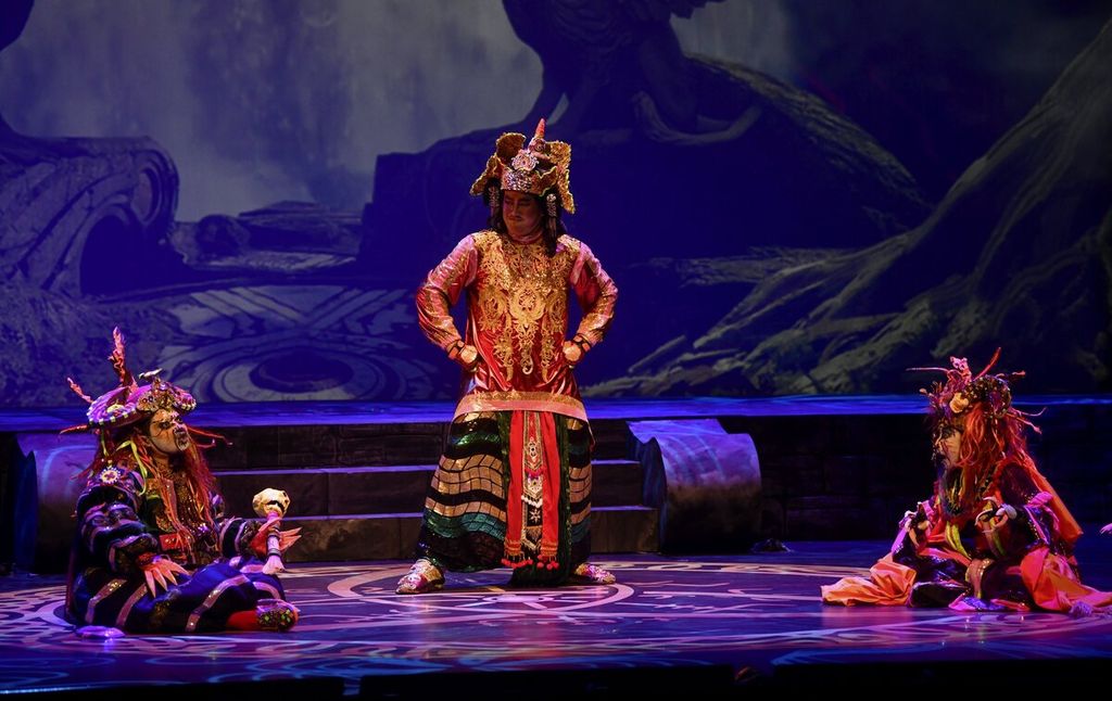 Teater Koma mementaskan lakon <i>Roro Jonggrang</i> yang digelar di Graha Bhakti Budaya, Taman Ismail Marzuki, Jakarta, Kamis (13/10/2022). <i>Roro Jonggrang</i> yang disutradarai Nano Riantiarno merupakan produksi ke-225 Teater Koma. 