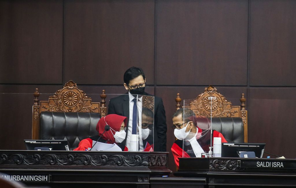Hakim konstitusi Henny Nurbaningsih (kiri) berbincang dengan hakim Saldi Isra di sela-sela sidang putusan uji materi UU ITE terkait pemblokiran internet di gedung Mahkamah Konstitusi (MK), Jakarta, Rabu (27/10/2021). 
