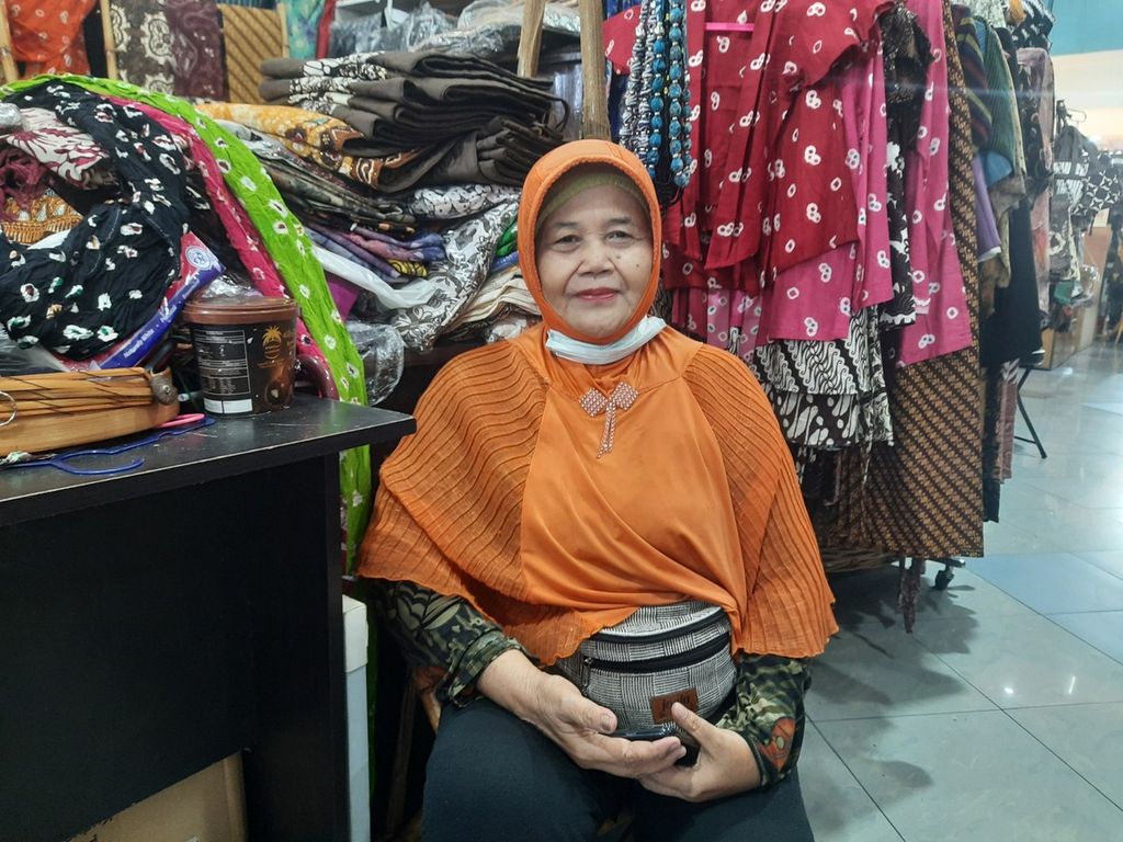 Pelaku usaha mikro, kecil, dan menengah (UMKM), Setiati (67) yang berdagang pakaian batik di Thamrin City, Jakarta, Rabu (8/3/2023). Ia menilai, insentif kendaraan listrik belum mendesak.