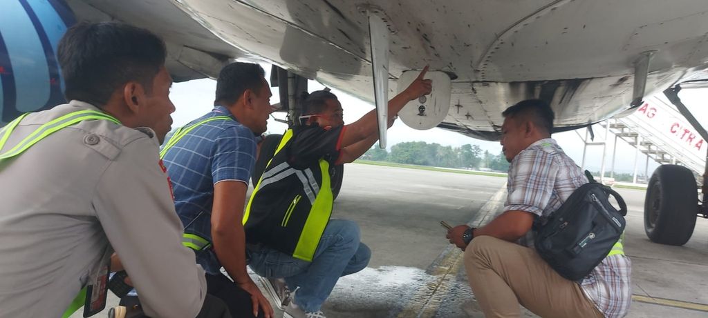 Tampak bagian Pesawat Trigana Air Boeing 737-500 yang ditembaki kelompok kriminal bersenjata saat lepas landas dari Bandara Nop Goliat Deikai, Kabupaten Yahukimo, Papua Pegunungan, Sabtu (11/3/2023).