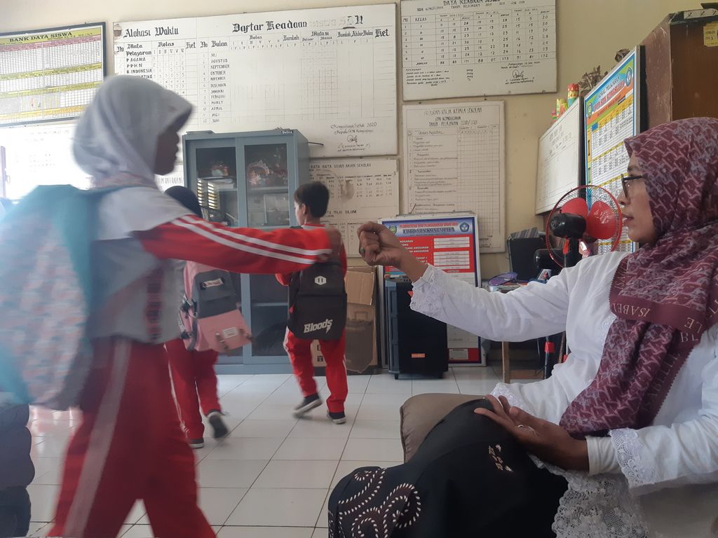 Srihani (41) bersalaman dengan sejumlah siswa di salah satu sekolah dasar negeri di Kecamatan Widasari, Kabupaten Indramayu, Jawa Barat, Selasa (22/11/2022). Srihani merupakan guru honorer yang lulus seleksi pegawai pemerintah dengan perjanjian kerja atau PPPK tahun 2021. Namun, hingga kini, ia belum mendapatkan formasi penempatan.