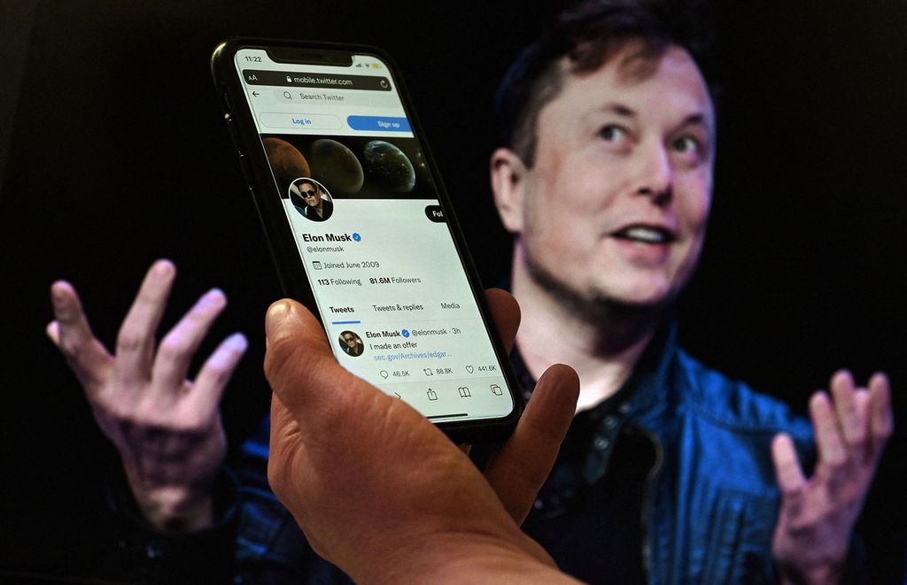 Foto ilustrasi yang dibuat di Washington DC, Amerika Serikat, pada 14 April 2022 ini memperlihatkan layar telepon genggam dengan tampilan akun Twitter Elon Musk dan foto dirinya. Musk resmi mengakuisisi perusahaan Twitter, Kamis (27/10/2022). 
