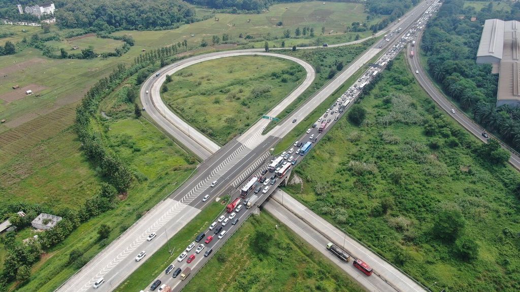 Kemacetan terjadi selepas Gerbang Tol Cikampek Utama, Purwakarta, yang menuju ke Cikopo, Jumat (29/4/2022). Volume kendaraan dari Jakarta yang menuju ke arah timur terus meningkat pada H-3 Lebaran yang diprediksi akan menjadi puncak arus mudik. Jumlah kendaraan diperkirakan dapat mencapai sekitar 131.000 para saat puncak arus mudik. Untuk mengurai kemacetan sejumlah rekayasa lalu lintas yang diterapkan pada Jumat (29/4) pukul 10.00 adalah contraflow (lawan arus) dari Km 47 hingg Km 70 GT Cikampek Utama. Satu arah (one way) diberlakukan dari Km 70 GT Cikampek Utama hingga Km 414 GT Kalikangkung Semarang, Jawa Tengah. KOMPAS/RADITYA HELABUMI 29-04-2022
