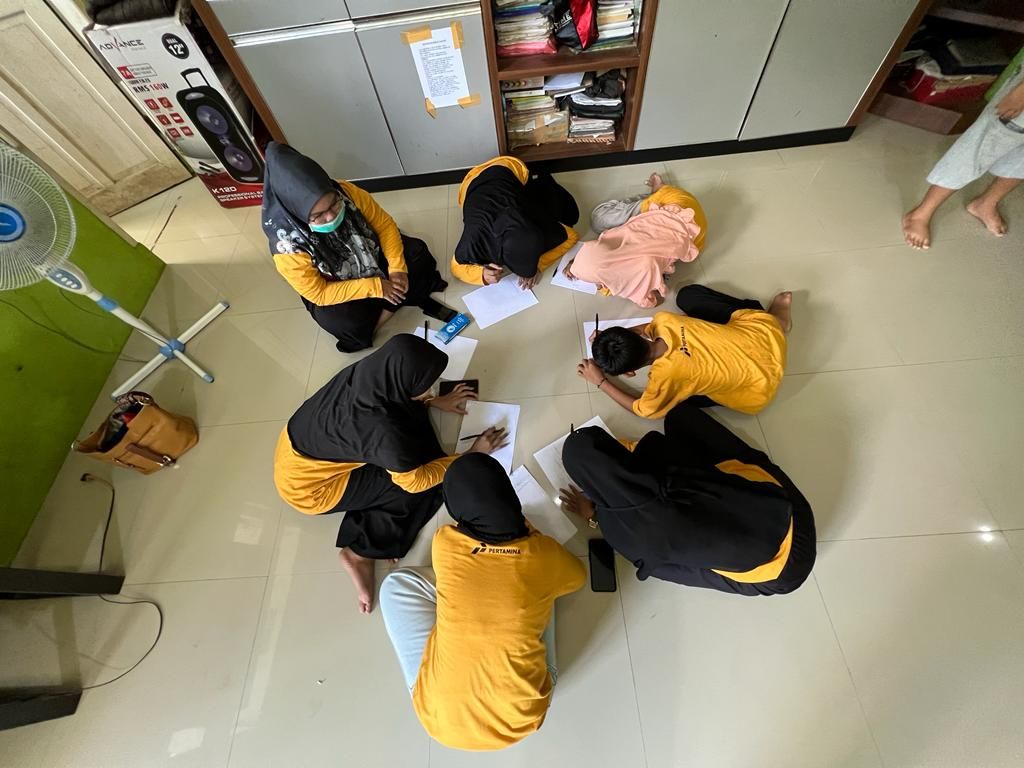 Anak remaja setingkat SMP dan SMA mengikuti aktivitas belajar di Sekolah Anak Percaya Diri di Makassar, Sulawesi Selatan, Jumat (11/3/2022). Pendidikan luar sekolah ini diperuntukkan untuk anak-anak korban kekerasan.