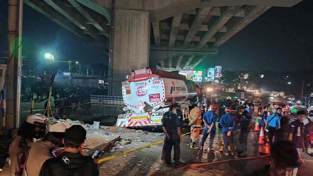 Sebuah truk pengangkut BBM bernomor polisi B 9598 BEH menabrak kendaraan bermotor di Jalan Alternatif Cibubur, Kranggan, Bekasi, Jawa Barat, Senin (18/7/2022). Sebanyak 10 orang meninggal dalam kecelakaan yang disebabkan sopir truk tidak mampu mengendalikan kendaraannya itu. Lokasi kecelakaan terjadi di turunan menuju ke lampu merah pertigaan sebuah kompleks perumahan yang belum lama dipasang.