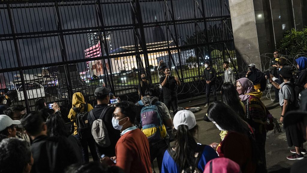 Activists protesting the passage of the Draft Criminal Code Bill (RKUHP) in front of the fence of the DPR/MPR Building Complex, Jakarta, Tuesday (6/12/2022).