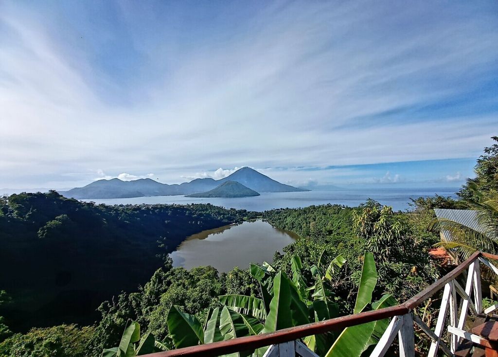 Panorama antara Ternate dan Tidore seperti terabadikan dalam mata uang Rp 1.000.