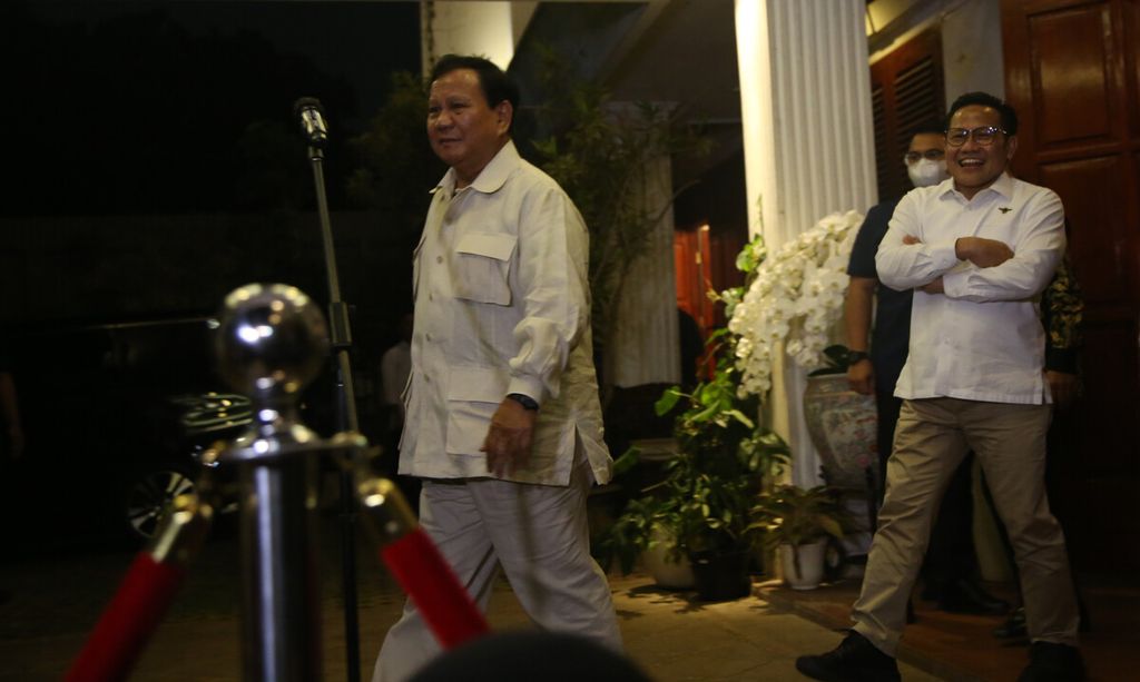 Ketua Umum Partai Gerindra Prabowo Subianto (kiri) berjalan bersama Ketua Umum Partai Kebangkitan Bangsa (PKB) Muhaimin Iskandar seusai pertemuan di kediaman Prabowo di Jalan Kertanegara, Kebayoran Baru, Jakarta Selatan, Sabtu (18/6/2022).
