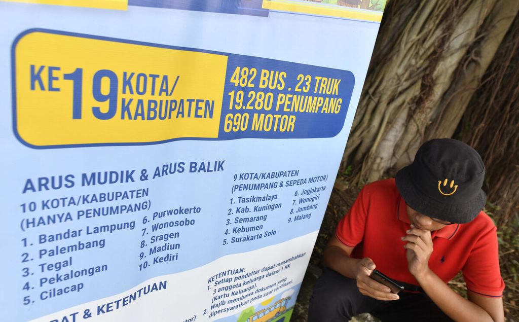 Warga antre untuk mendaftar ulang dan verifikasi peserta mudik gratis DKI Jakarta di Kantor Suku Dinas Perhubungan Jakarta Barat, Jakarta, Senin (27/3/2023). 