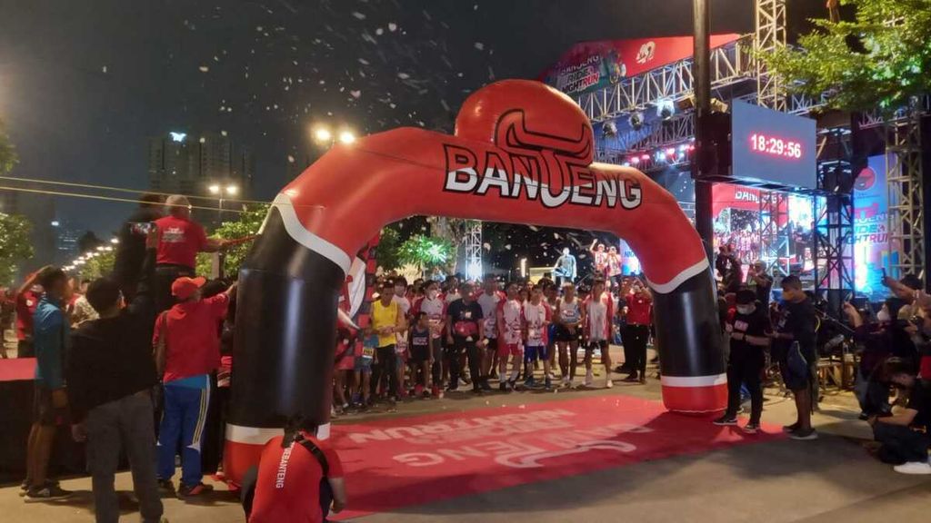 Suasana Banteng Ride and Night Run 2022 yang diselenggarakan oleh Partai Demokrasi Indonesia Perjuangan (PDI-P) di kawasan Stadion Gelora Bung Karno, Jakarta, Minggu (27/3/2022). Kegiatan ini merupakan rangkaian perayaan hari ulang tahun ke-49 PDI-P.