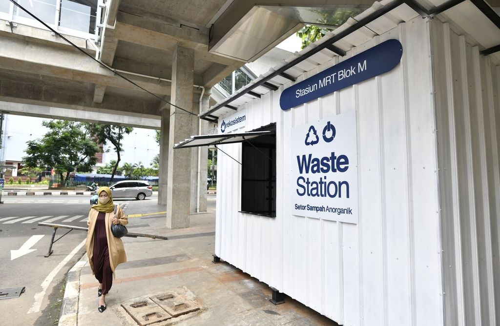 Warga melintas di depan Drop Point Rekosistem yang berada di Stasiun MRT Blok M, Jakarta Selatan, Rabu (3/3/2021). Sampah anorganik yang diterima di drop point kemudian dipilah dan didistribusikan ke pengolah sampah untuk bahan baku proses daur ulang. Saat ini kegiatan memilah ataupun mendaur ulang sampah masih belum banyak dilakukan oleh rumah tangga di Indonesia. Kegiatan daur ulang sampah dapat menjadi langkah awal untuk memulai ekonomi sirkular. 