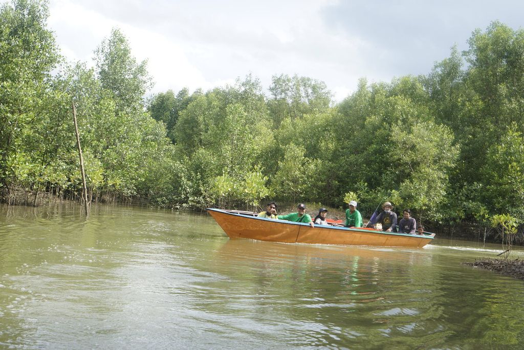 Kelompok Tani Hutan Muara Adang Indah menyusuri hutan mangrove untuk memantau perkembangan mangrove yang mereka tanam di sekitar Teluk Adang, Desa Muara Adang, Kecamatan Long Ikis, Kabupaten Paser, Kalimantan Timur, Rabu (15/2/2023).