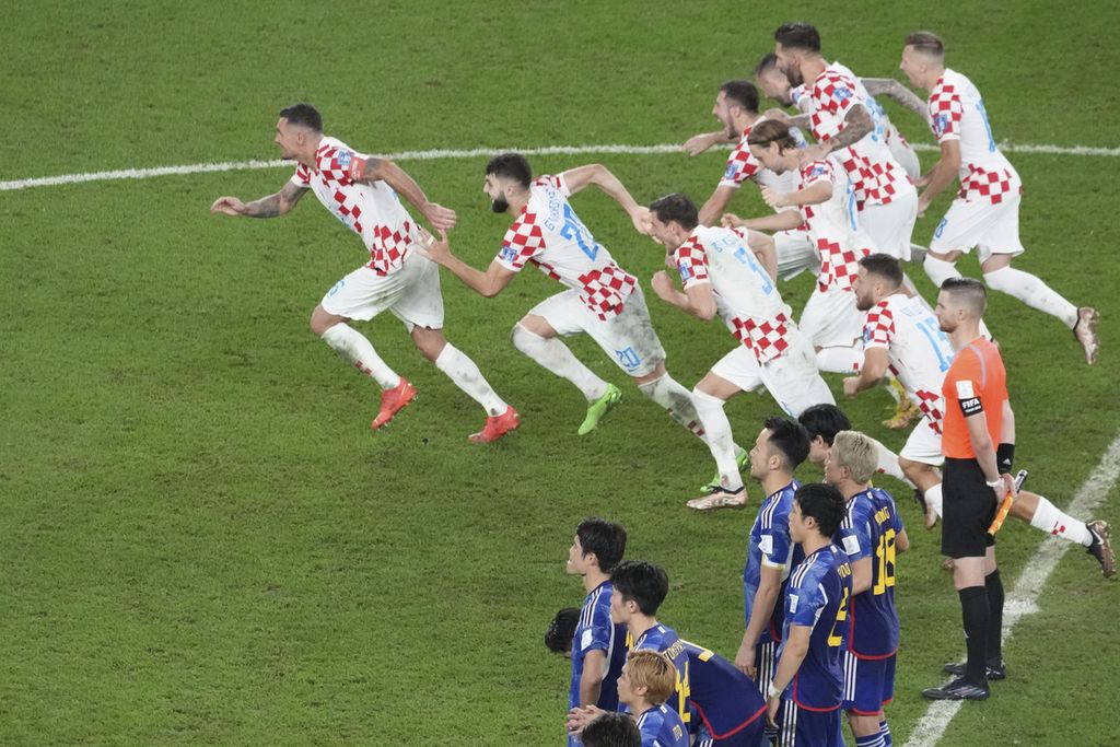 Croatian players run after securing victory on penalties shootout against Japan in the last 16 of the 2022 World Cup at the Al Janoub Stadium, Qatar, Monday (5/12/2022). Croatia advanced to the quarter-finals after beating Japan 4-2 (1-1) on penalties.