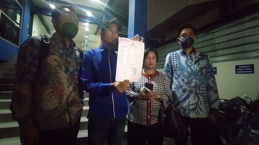 Mohamad Ripai (35) bersama tim kuasa hukumnya memberikan keterangan seusai membuat laporan di Polda Metro Jaya, Jakarta Pusat, Kamis (8/12/2022).