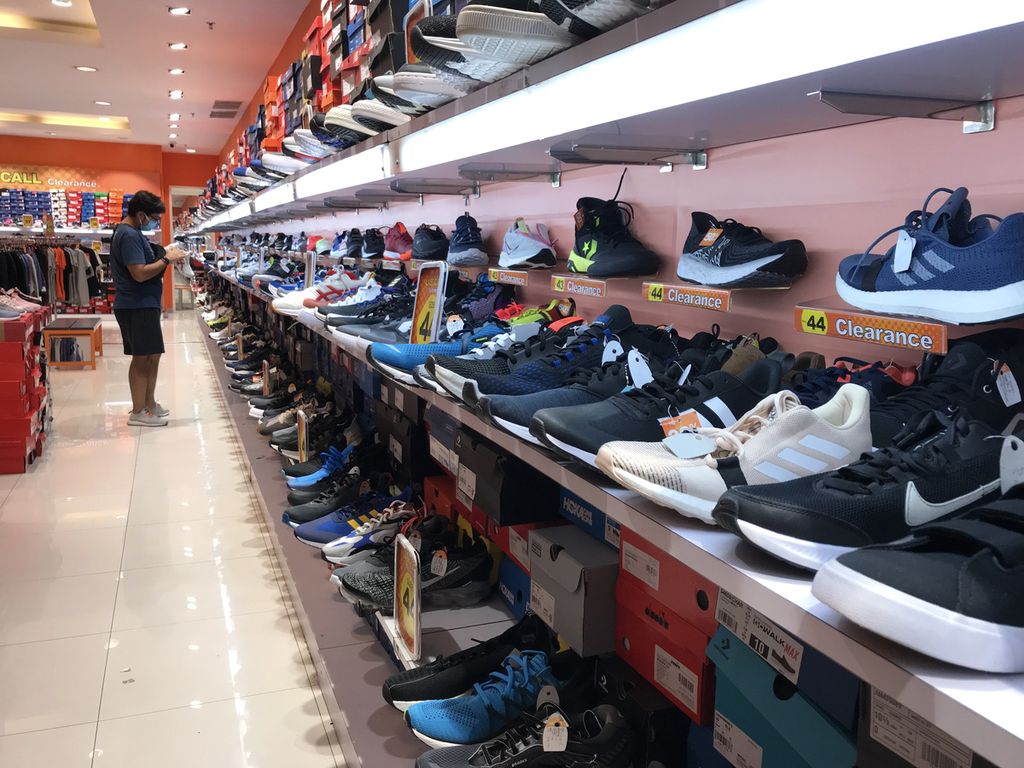 Warga memilih sepatu di pusat perbelanjaan Kota Kasablanka, Jakarta Selatan, Jumat (30/10/2020).